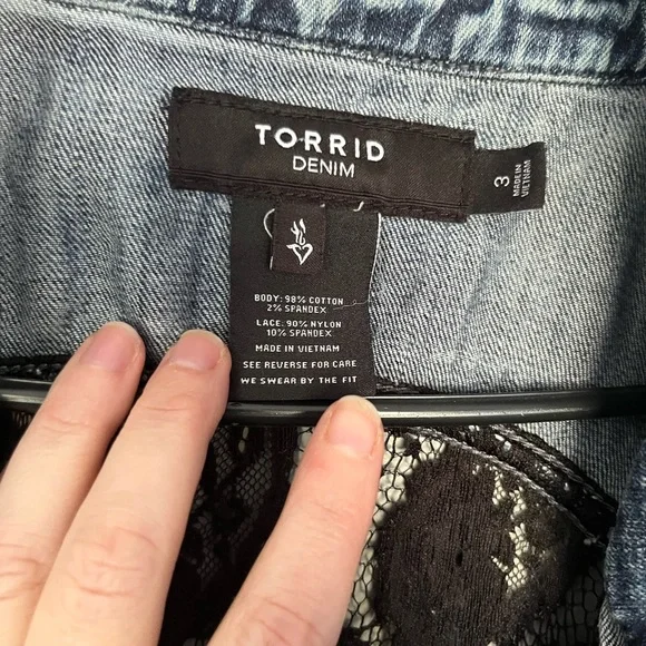 Torrid Women's crop Jean jacket size 3 - Picture 4 of 4